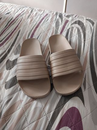 Chanclas Adidas Beige