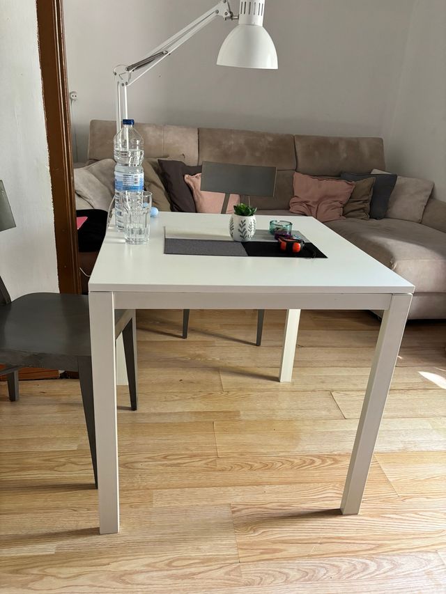 Mesa IKEA blanca, práctica y no ocupa mucho lugar