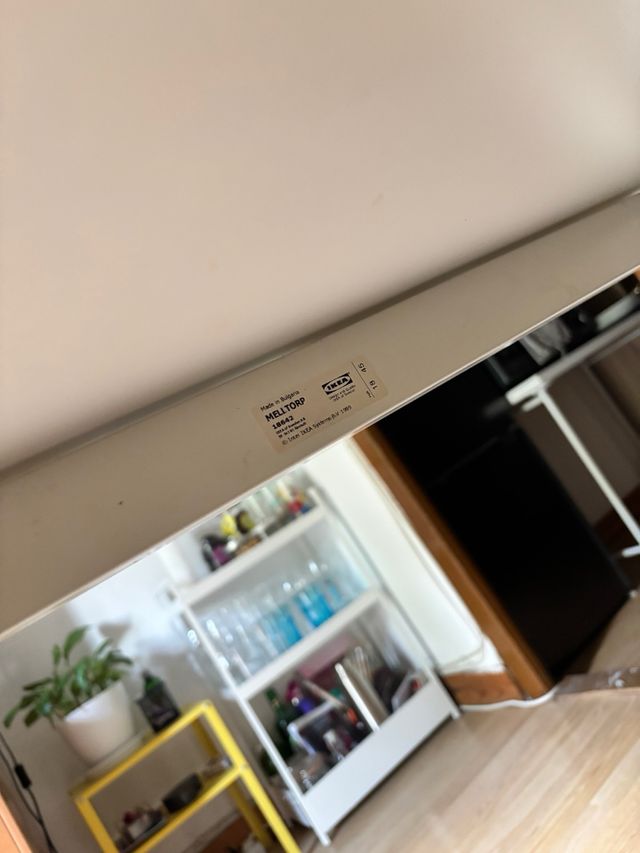 Mesa IKEA blanca, práctica y no ocupa mucho lugar