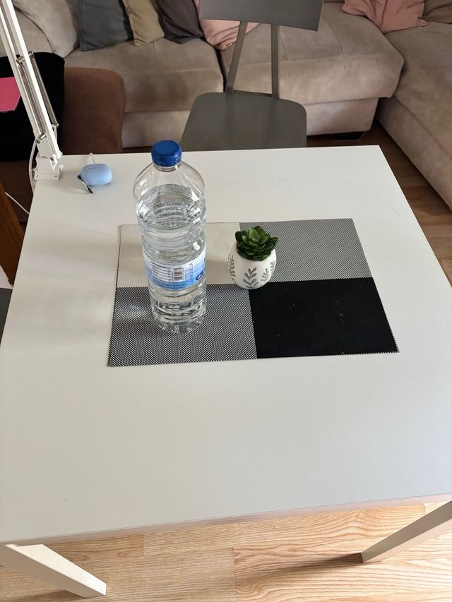 Mesa IKEA blanca, práctica y no ocupa mucho lugar
