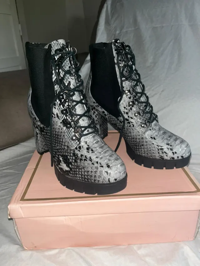 Botines Tacón Serpiente Negros y Grises nuevos