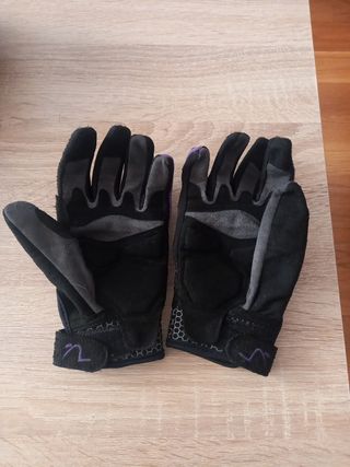 Guantes de moto negros y lilas