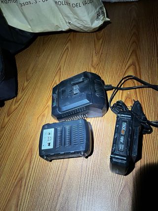 2 Baterías 18V 2.0 Ah y Cargador TACKLIFE