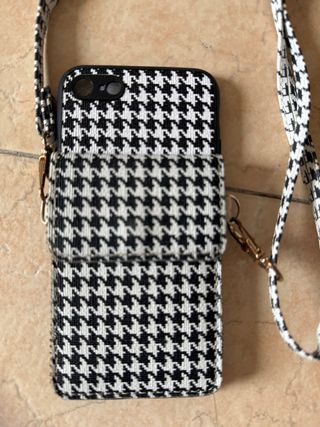 Cover iPhone con tasca e laccio