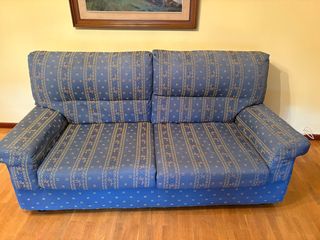 Sofá azul de tela con estampado