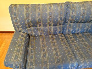 Sofá azul de tela con estampado