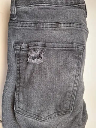Pantalones vaqueros negros rotos chico