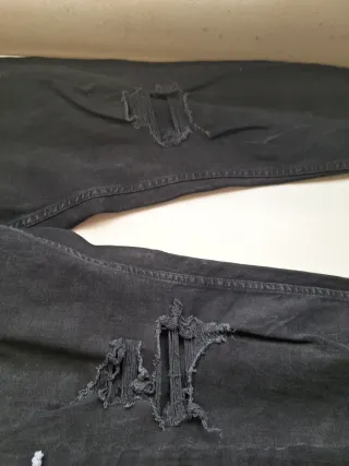 Pantalones vaqueros negros rotos chico