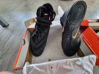 Zapatillas Nike Lucha Negra y Dorada Talla 42