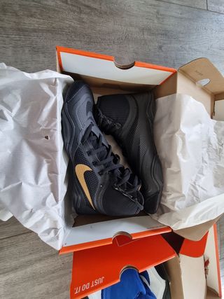 Zapatillas Nike Lucha Negra y Dorada Talla 42