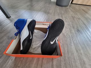 Zapatillas Nike Lucha Negra y Dorada Talla 42