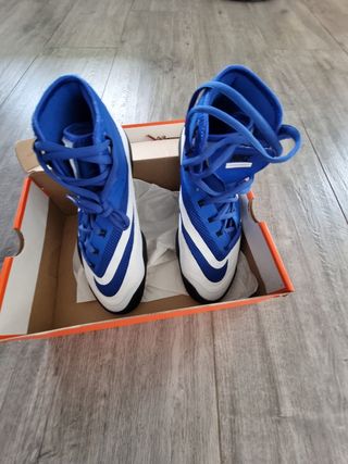 Zapatillas Nike Lucha Negra y Dorada Talla 42