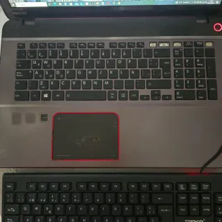 Portátil Toshiba Qosmio Negro/Rojo.