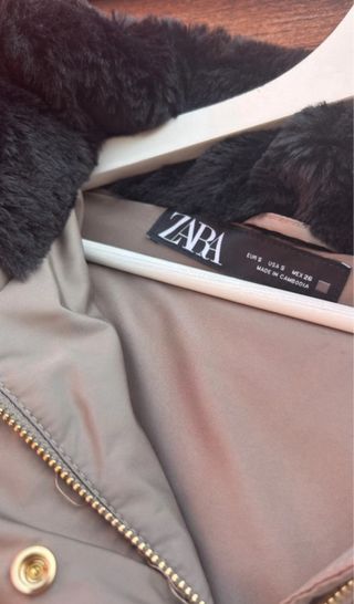 Plumífero Zara con Cinturón. Talla S.