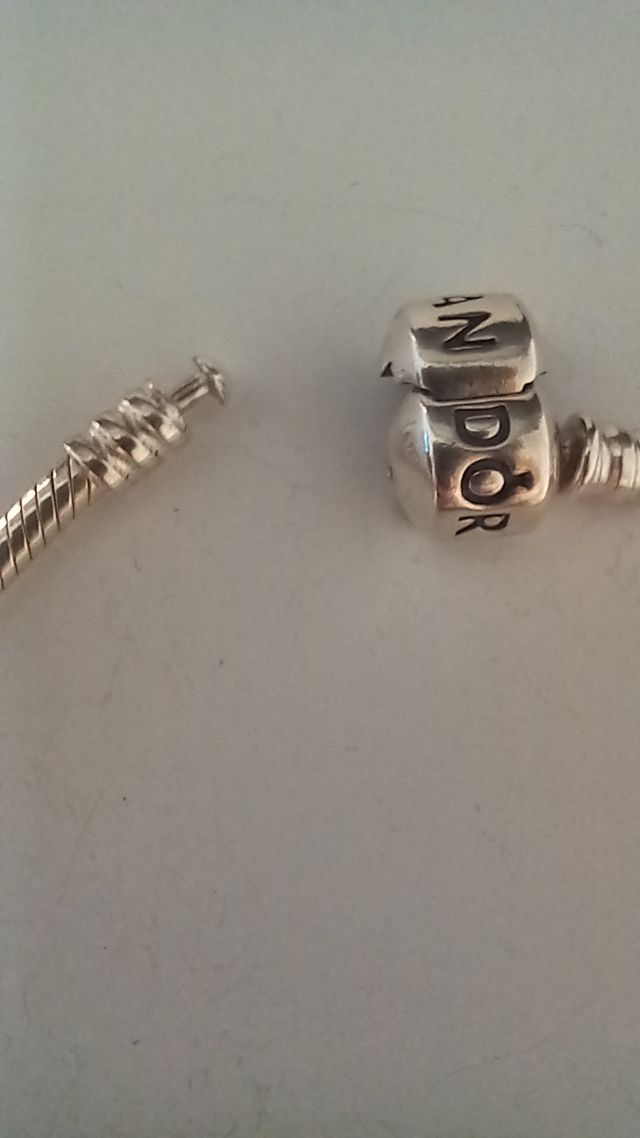 Pulsera Pandora y dos cadenas