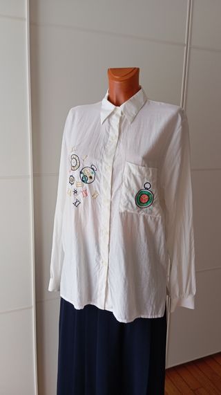 Camisa vintage blanca con estampado de relojes.