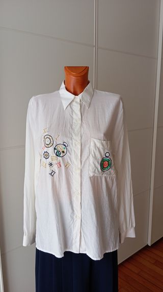 Camisa vintage blanca con estampado de relojes.