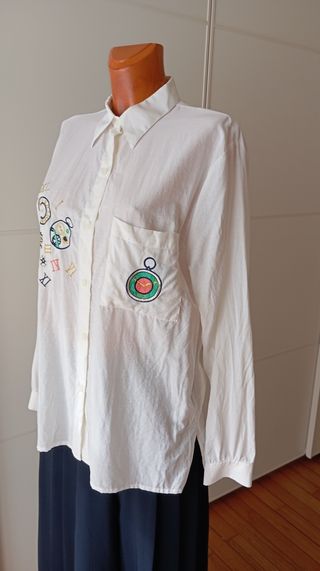 Camisa vintage blanca con estampado de relojes.