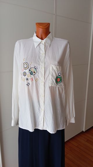 Camisa vintage blanca con estampado de relojes.