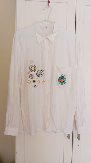 Camisa vintage blanca con estampado de relojes.