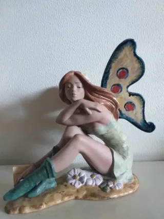 Figura de porcelana de hada con alas