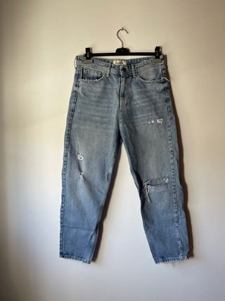 Pantalón vaquero desgastado