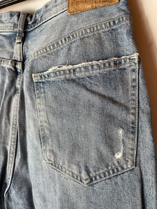 Pantalón vaquero desgastado