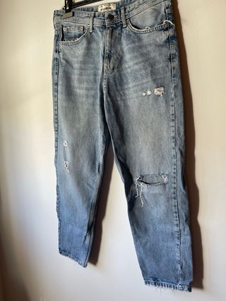 Pantalón vaquero desgastado