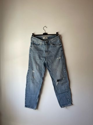 Pantalón vaquero desgastado