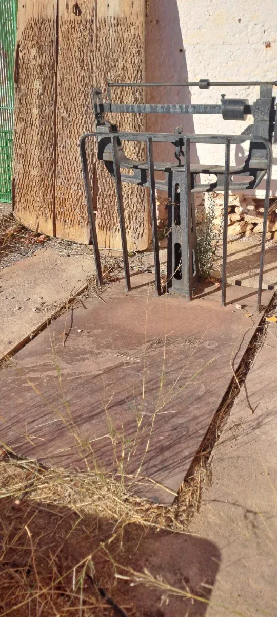 Balanza antigua de hierro