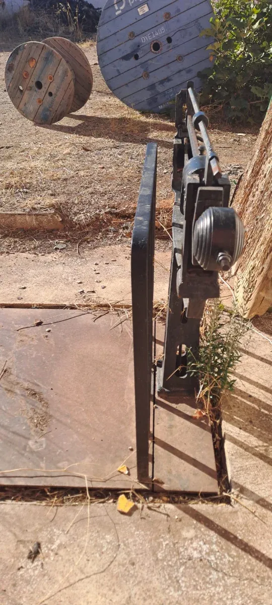 Balanza antigua de hierro