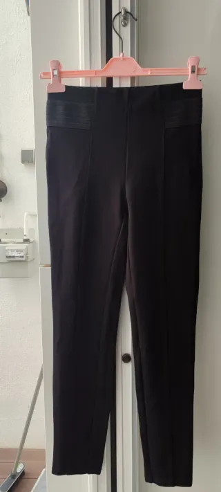 Pantalón pitillo Zara negro