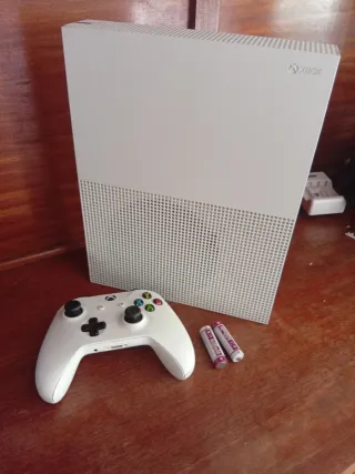Xbox One S 1TB + Pilas Recargables + cable