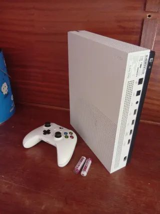 Xbox One S 1TB + Pilas Recargables + cable