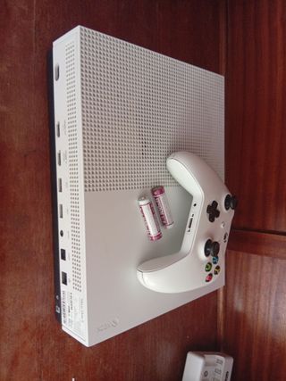Xbox One S 1TB + Pilas Recargables + cable