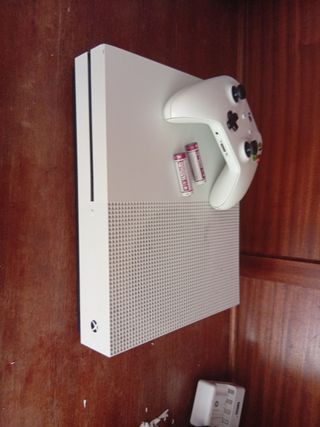 Xbox One S 1TB + Pilas Recargables + cable