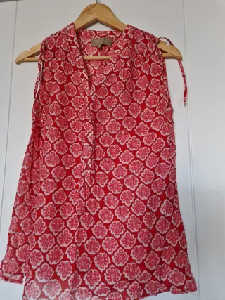 Camisa roja y blanca estampada