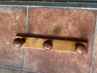 Colgador de madera con 3 pomos