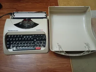 Máquina de escribir Olympia Traveller de Luxe