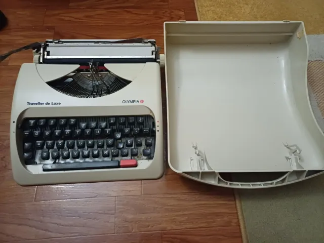 Macchina da scrivere Olympia Traveller de Luxe
