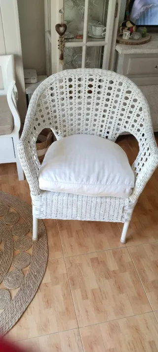 Sillón de mimbre blanco
