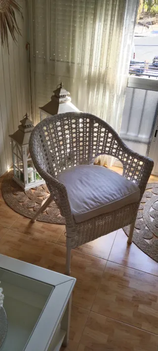 Sillón de mimbre blanco