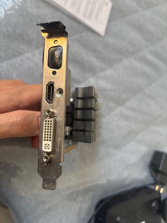 Gráfica GeForce 210 Silent 1GB