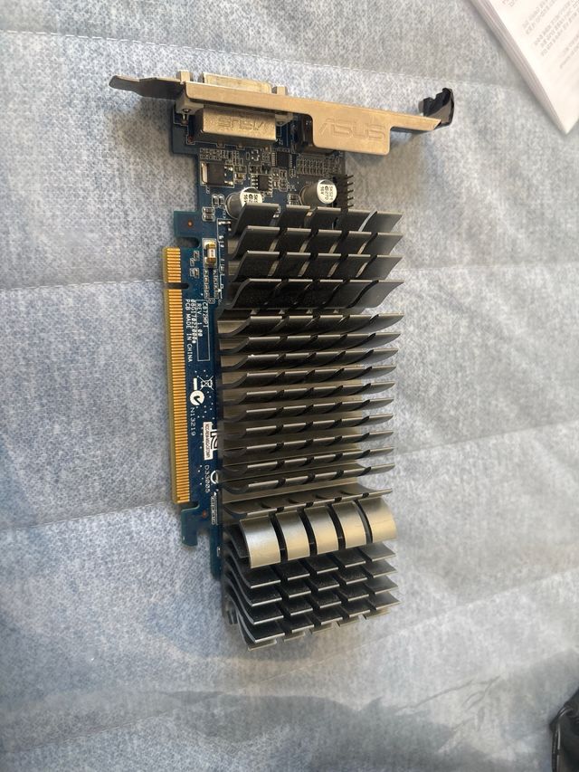 Gráfica GeForce 210 Silent 1GB