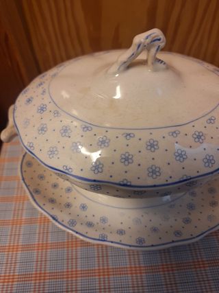 Salsera antigua con plato floral