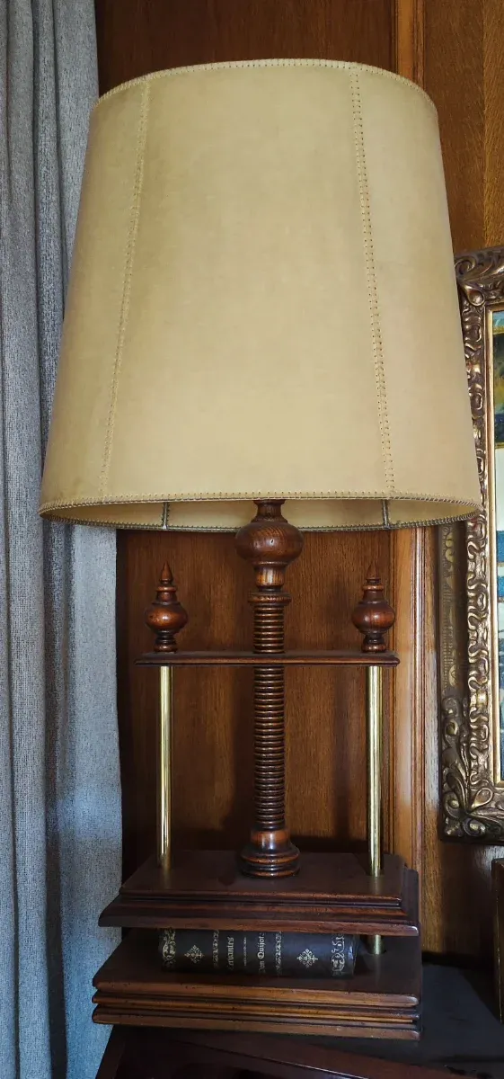 Lámpara de mesa de madera