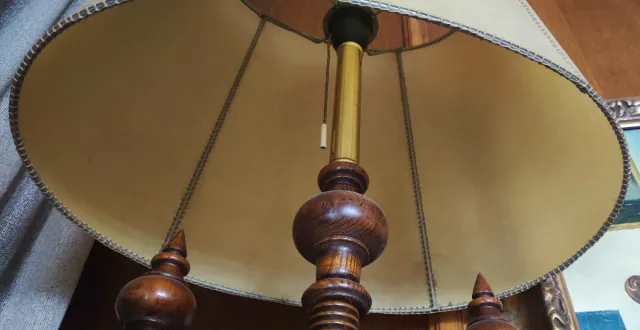 Lámpara de mesa de madera