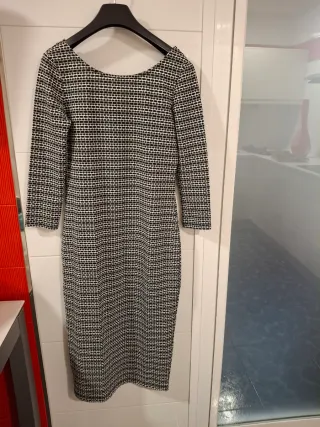 Vestido estampado blanco y negro. Elástico 