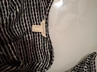 Vestido estampado blanco y negro. Elástico 