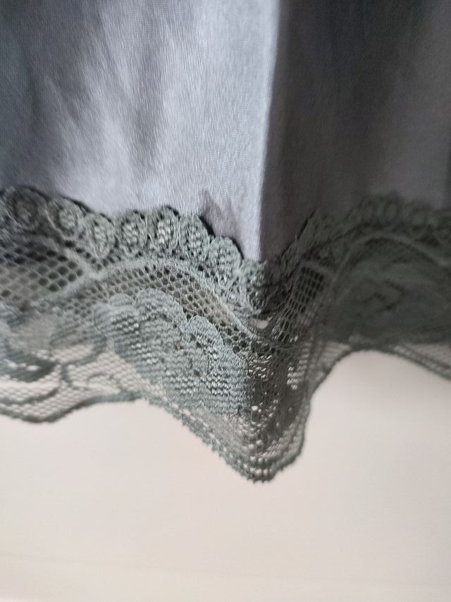 Camicia da notte grigia con pizzo